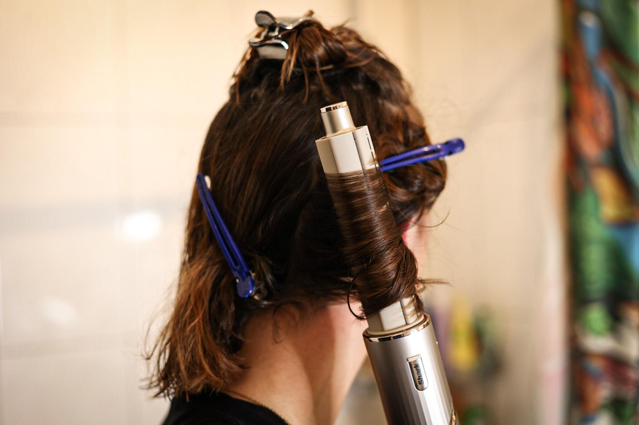 Man sieht die hochgesteckten Haare. 